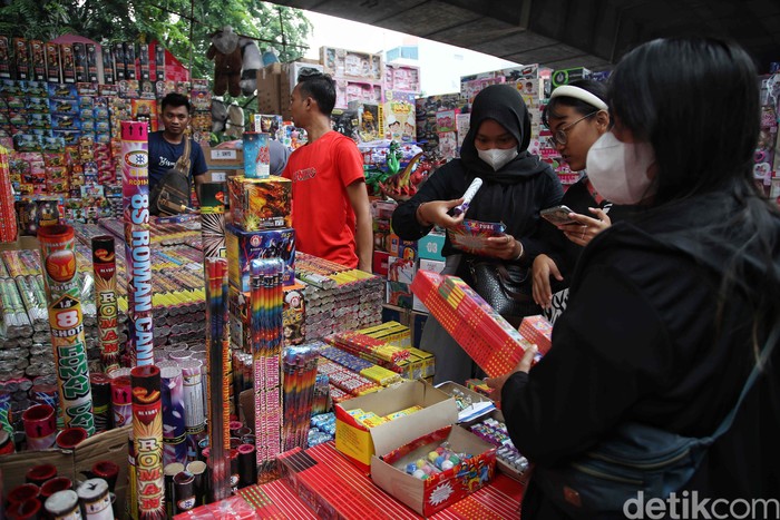 Jelang malam tahun baru 2024, penjualan petasan dan terompet meningkat. Seperti terlihat di Pasar Asemka, Jakarta Barat.