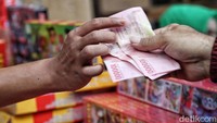 Penjualan petasan dan terompet meningkat drastis jelang perayaan Tahun Baru 2024. 