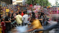 Pasar ini sudah sejak pagi hari. 