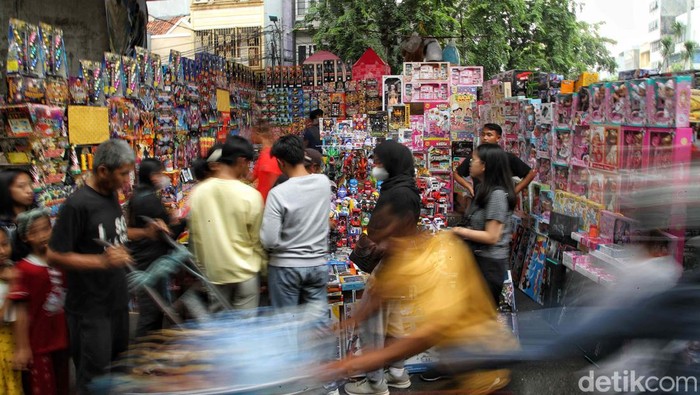 Jelang malam tahun baru 2024, penjualan petasan dan terompet meningkat. Seperti terlihat di Pasar Asemka, Jakarta Barat.