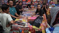 Setiap menjelang pergantian tahun, pasar ini penuh dengan pedagang musiman yang menjual petsan dan terompet. 