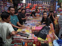 Jelang Malam Tahun Baru, Petasan dan Terompet Laris Manis