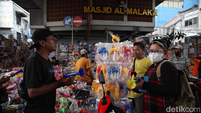 Jelang malam tahun baru 2024, penjualan petasan dan terompet meningkat. Seperti terlihat di Pasar Asemka, Jakarta Barat.