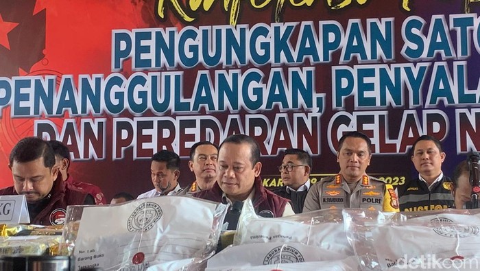 Jumpa pers pengungkapan kasus narkoba dipimpin Kasatgas Irjen Asep Edi Suheri