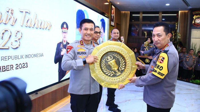 Kapolda Jambi Irjen Rusdi saat terima penghargaan dari Kapolri