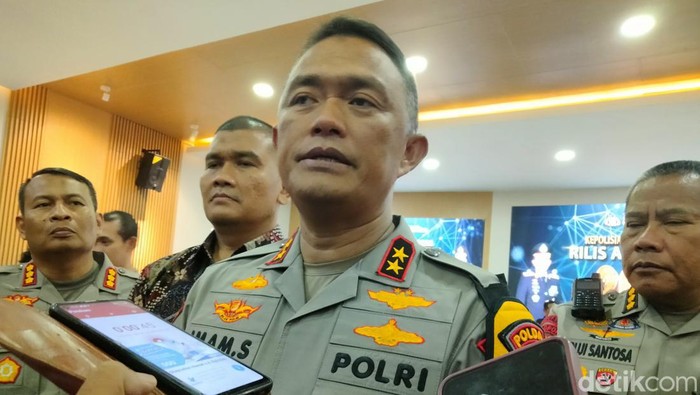 Kapolda Jatim Irjen Imam Sugianto saat memberikan penjelasan tentang ledakan di Bangkalan.