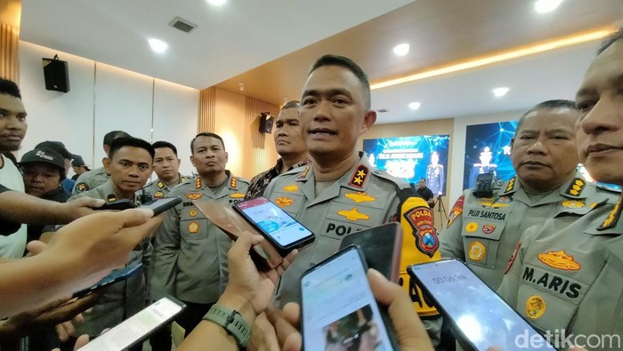 Kapolda Jatim Irjen Imam Sugianto saat memberikan penjelasan tentang ledakan di Bangkalan.
