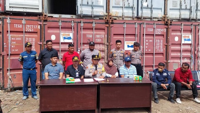 Kapolres Halmahera Selatan AKBP Aditya Kurniawan menggelar konferensi pers terkait penyitaan satu kontainer berisi sianida.