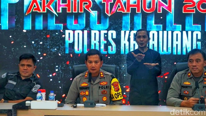 Kapolres Karawang AKBP Wirdhanto Hadicaksono saat sesi rilis akhir tahun di Mapolres Karawang