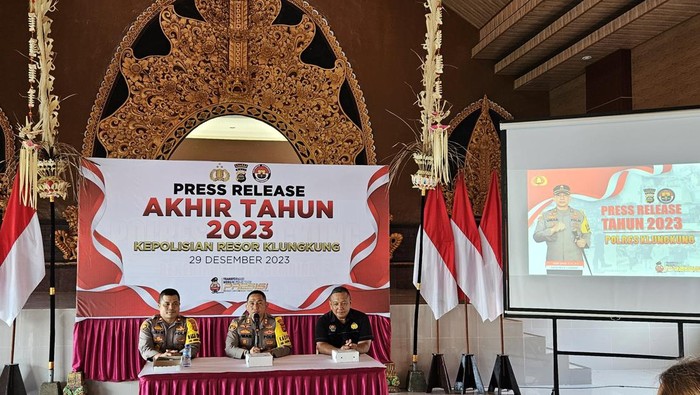 Kapolres Klungkung, AKBP Umar, saat menyampaikan rilis kasus sepanjang 2023 di Polres Klungkung, Jumat (29/12/2023).