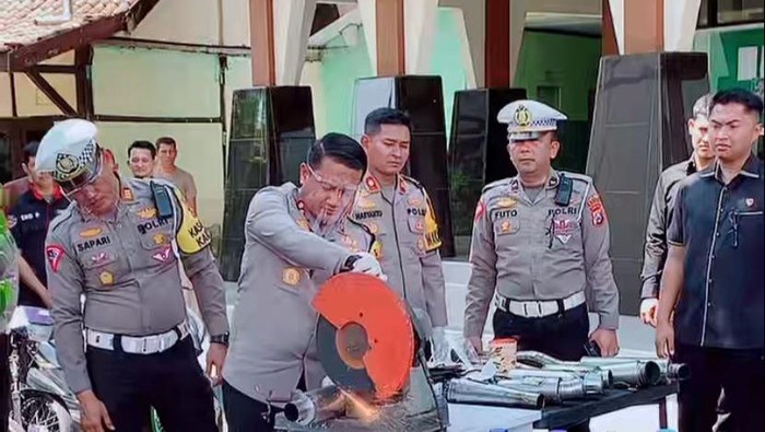 Kapolres Ngawi AKBP Argowiyono menghancurkan knalpot brong