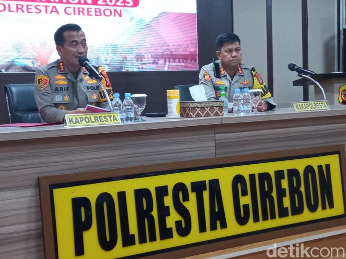 Kapolresta Cirebon Kombes Arif Budiman (kiri) dan Wakapolresta Cirebon AKBP Dedy Darmawansyah