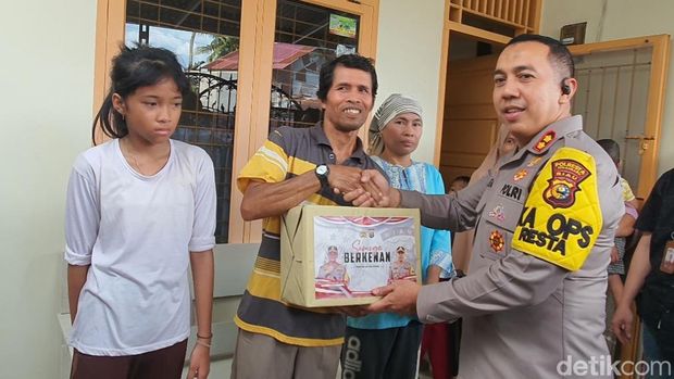Kapolresta Pekanbaru AKBP Jeki Rahmat Mustika serahkan bantuan ke Pasutri tuna rungu-wicara saat gelar sosialisasi Pemilu Damai di Pekanbaru (Raja Adil Siregar/detikSumut)