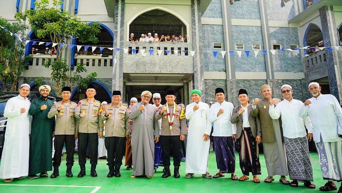Kapolri Jenderal Listyo Sigit Prabowo mengunjungi Ponpes Dalwa dan Ponpes Sinogiri di Pasuruan Jatim. Kapolri ikut menjalankan Operasi Nusantara Cooling System. (IG @listyosigitprabowo)