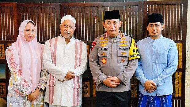 Kapolri Jenderal Listyo Sigit Prabowo mengunjungi Ponpes Dalwa dan Ponpes Sinogiri di Pasuruan Jatim. Kapolri ikut menjalankan Operasi Nusantara Cooling System. (IG @listyosigitprabowo)