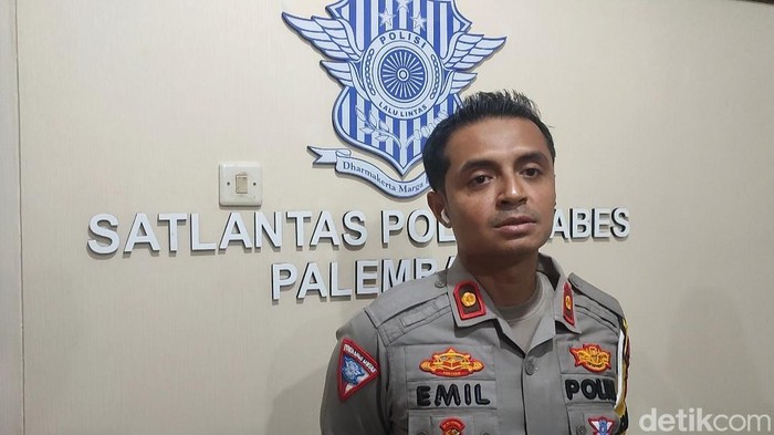 Kasat Lantas Polrestabes Palembang, Kompol Emil Eka Putra saat diwawancarai mengenai rekayasa arus lalu lintas.