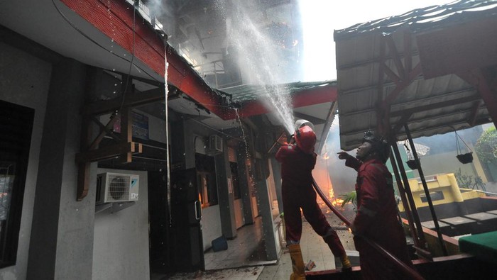 Sejumlah siswa berupaya menyelamatkan barang-barang inventaris milik sekolah saat terjadi kebakaran di SMKN 3 Bengkulu di Kota Bengkulu, Kamis (28/12/2023). Kebakaran tersebut menghanguskan 32 ruang kelas. ANTARA FOTO/Muahmmad Izfaldi/tom.