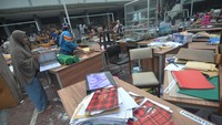 Sejumlah siswa berupaya menyelamatkan barang-barang inventaris milik sekolah saat terjadi kebakaran di SMKN 3 Bengkulu di Kota Bengkulu, Kamis (28/12/2023). 
