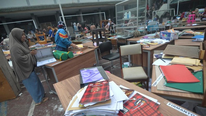 Sejumlah siswa berupaya menyelamatkan barang-barang inventaris milik sekolah saat terjadi kebakaran di SMKN 3 Bengkulu di Kota Bengkulu, Kamis (28/12/2023). Kebakaran tersebut menghanguskan 32 ruang kelas. ANTARA FOTO/Muahmmad Izfaldi/tom.