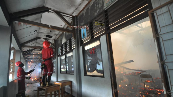 Kebakaran sekolah di Bengkulu Sejumlah siswa berupaya menyelamatkan barang-barang inventaris milik sekolah saat terjadi kebakaran di SMKN 3 Bengkulu di Kota Bengkulu, Kamis (28/12/2023). Kebakaran tersebut menghanguskan 32 ruang kelas. ANTARA FOTO/Muahmmad Izfaldi/tom.