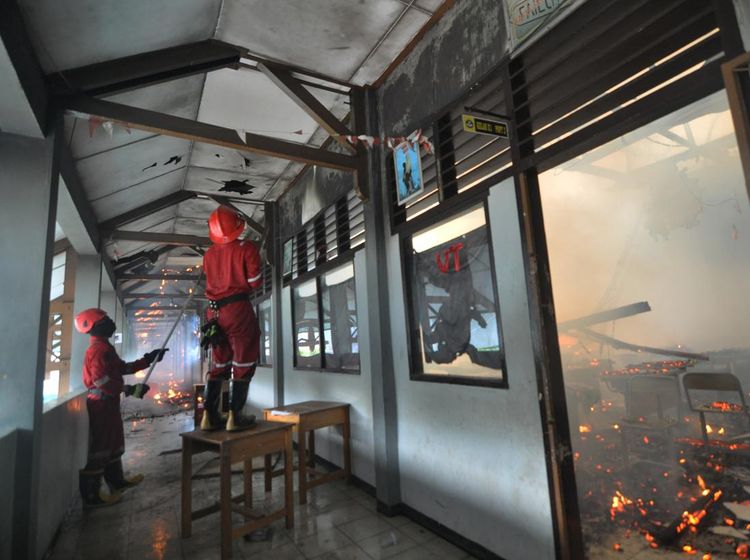 32 Ruang Kelas SMKN 3 Bengkulu Terbakar