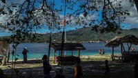 Wisatawan menikmati keindahan alam Pantai Pulau Sara, Kabupaten Kepulauan Talaud, Sulawesi Utara, Jumat (29/12/2023).   