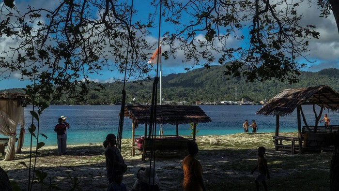 Keindahan Pantai di Pulau Sara Talaud yang Memikat Mata Wisatawan menikmati keindahan alam Pantai Pulau Sara, Kabupaten Kepulauan Talaud, Sulawesi Utara, Jumat (29/12/2023). Pulau Sara merupakan kawasan paling utara di Indonesia timur yang berbatasan langsung dengan wilayah Davao dan Mindanao, Filipina, dan menjadi salah satu destinasi wisata andalan Kabupaten Kepulauan Talaud pada libur akhir tahun yang menawarkan pesona keindahan alam bagi para wisatawan. ANTARA FOTO/Yulius Satria Wijaya/aww.
