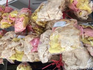 Harganya Mulai Rp 8 Ribu! Kerupuk Melarat Jadi Oleh-oleh Laris di Pantura