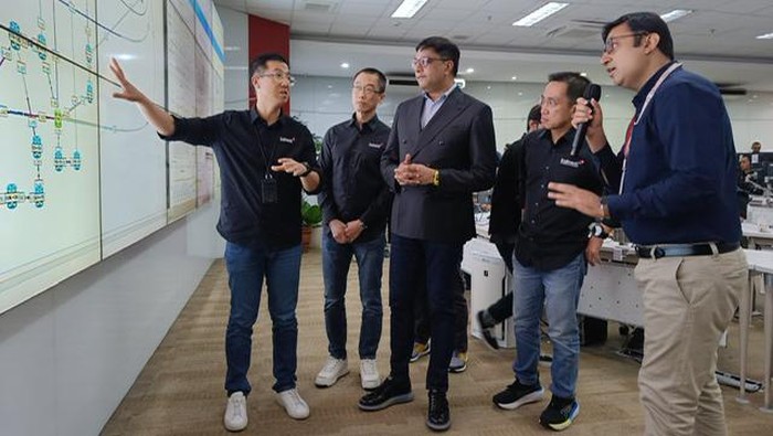 Kesiapan Layanan Jaringan Sambut Tahun Baru 2024 President Director and Chief Executive Officer Indosat Ooredoo Hutchison, Vikram Sinha (ketiga dari kiri) bersama jajaran Direksi dan Chief meninjau kesiapan jaringan dan layanan jelang tahun baru 2024 di Indosat Network Operation Center (INOC) di Jakarta, Jumat (29/12).