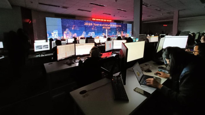 President Director and Chief Executive Officer Indosat Ooredoo Hutchison, Vikram Sinha (ketiga dari kiri) bersama jajaran Direksi dan Chief meninjau kesiapan jaringan dan layanan jelang tahun baru 2024 di Indosat Network Operation Center (INOC) di Jakarta, Jumat (29/12).