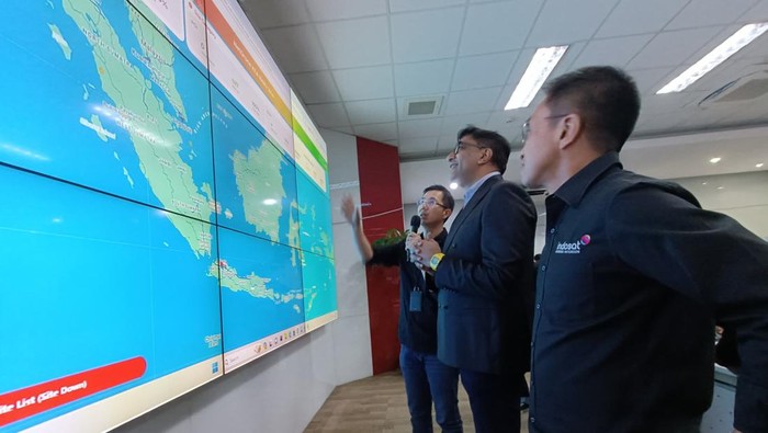 President Director and Chief Executive Officer Indosat Ooredoo Hutchison, Vikram Sinha (ketiga dari kiri) bersama jajaran Direksi dan Chief meninjau kesiapan jaringan dan layanan jelang tahun baru 2024 di Indosat Network Operation Center (INOC) di Jakarta, Jumat (29/12).