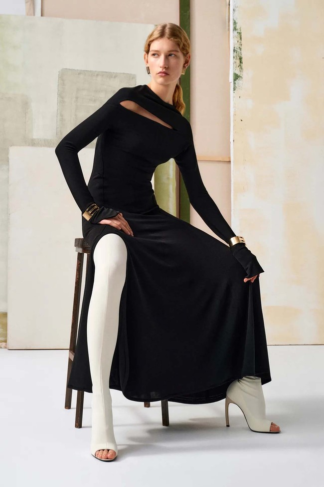 Inilah koleksi terbaru Victoria Beckham pre fall 2024. Victoria memadukan gaya Inggris dan jahitan rapi dengan sensualitas. Foto: Dok. Victoria Beckham.