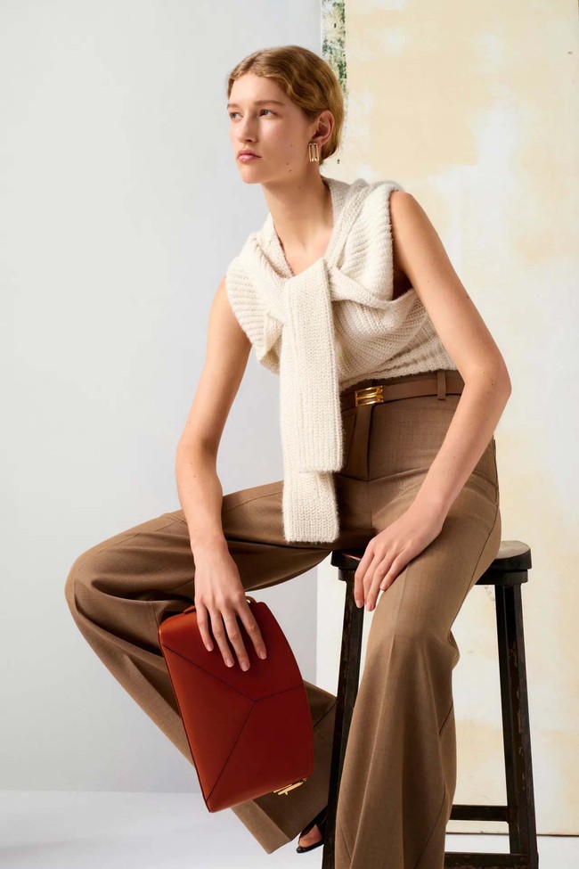 Inilah koleksi terbaru Victoria Beckham pre fall 2024. Victoria memadukan gaya Inggris dan jahitan rapi dengan sensualitas.  Foto: Dok. Victoria Beckham.