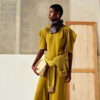 Inilah koleksi terbaru Victoria Beckham pre fall 2024. Victoria memadukan gaya Inggris dan jahitan rapi dengan sensualitas.  Foto: Dok. Victoria Beckham.