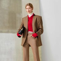 Inilah koleksi terbaru Victoria Beckham pre fall 2024. Victoria memadukan gaya Inggris dan jahitan rapi dengan sensualitas.  Foto: Dok. Victoria Beckham.