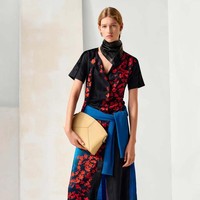 Inilah koleksi terbaru Victoria Beckham pre fall 2024. Victoria memadukan gaya Inggris dan jahitan rapi dengan sensualitas.  Foto: Dok. Victoria Beckham.