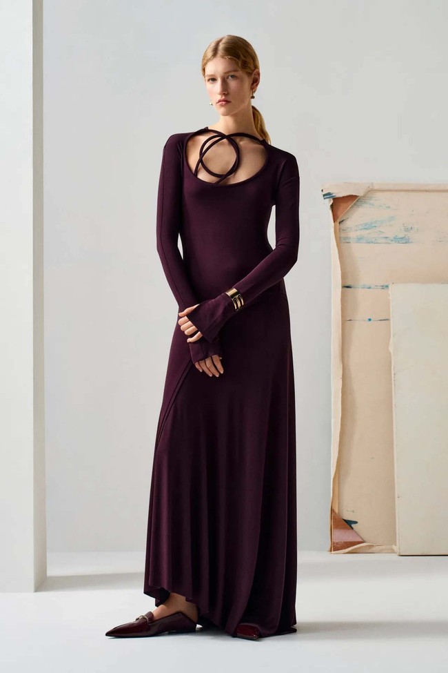 Inilah koleksi terbaru Victoria Beckham pre fall 2024. Victoria memadukan gaya Inggris dan jahitan rapi dengan sensualitas. Foto: Dok. Victoria Beckham.