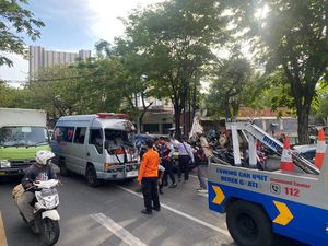 Hendak Jemput Pasien, Ambulans Tabrak Bus Trans Semanggi Surabaya
