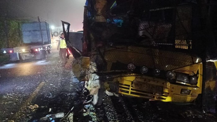 Kondisi bus yang terlibat tabrakan di Taput. (Dok. Polres Taput)