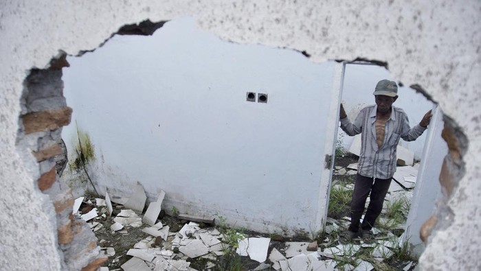Sebuah foto tergeletak di dalam rumah yang tidak ditempati di Desa Supiturang, Lumajang, Jawa Timur, Jumat (29/12/2023). Sedikitnya 547 Kepala Keluarga (KK) penyintas erupsi Semeru pada tahun 2021 hingga sekarang memilih meninggalkan wilayah terebut karena berada dalam zona merah atau daerah rawan bencana alam. ANTARA FOTO/Irfan Sumanjaya/nym.