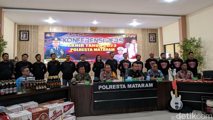 Konferensi pers pengungkapan kasus kejahatan di Mataram dipimpin Kapolresta Mataram AKBP Ariefaldi Warganegara dan Walikota Mataram Mohan Roliskana, Jumat (29/12/2023). (Ahmad Viqi/detikBali).