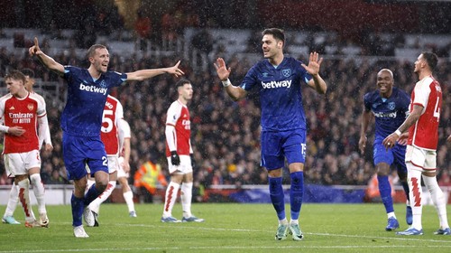 Soccer Football - Premier League - Arsenal v West Ham United - Emirates Stadium, London, Britain - December 28, 2023 West Ham Uniteds Konstantinos Mavropanos celebrates scoring their second goal Action Images via Reuters/Peter Cziborra NO USE WITH UNAUTHORIZED AUDIO, VIDEO, DATA, FIXTURE LISTS, CLUB/LEAGUE LOGOS OR LIVE SERVICES. ONLINE IN-MATCH USE LIMITED TO 45 IMAGES, NO VIDEO EMULATION. NO USE IN BETTING, GAMES OR SINGLE CLUB/LEAGUE/PLAYER PUBLICATIONS.
