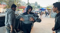 Pasukan militer Israel terus menyerang Jalur Gaza melalui darat, laut dan udara. Pemadaman telekomunikasi di sebagian besar daerah kantong Palestina itu menghambat upaya untuk menjangkau para korban sipil. 
