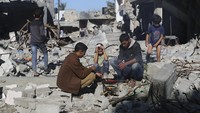 Sejak serangan balasan Israel pada 7 Oktober silam, Israel telah memutus pasokan listrik dan bahan bakar, sementara hanya mengizinkan masuknya sedikit makanan dan obat-obatan. (AP Photo/Hatem Ali)
