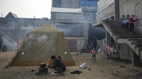 Kayu bakar menjadi bahan bakar untuk memasak di tengah kekurangan bahan bakar dan gas. (AP Photo/Fatima Shbair)
