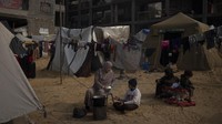 Kayu bakar digunakan untuk memasak bagi ribuan pengungsi, kini kondisi semakin sulit dengan kayu bakar yang ketersediaannya mulai menipis. (AP Photo/Fatima Shbair)