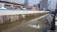 Satu persatu anak menunjukkan kebolehannya dalam berenang.  