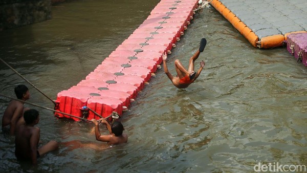 Libur Sekolah, Bocah-bocah Ini Berenang Gratis di Kali Taman Sari
