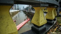 Berenang di kali menjadi alternatif mengisi liburan sekolah secara gratis.  
