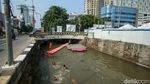 Libur Sekolah, Bocah-bocah Ini Berenang Gratis di Kali Taman Sari